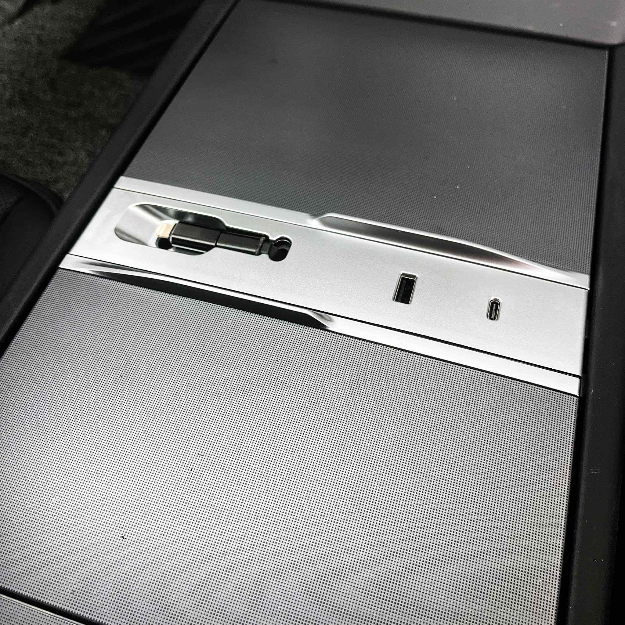 Tesla Model 3 Highland & Model Y 2025 USB Hub Docking Station – Fast Charging with Retractable Cable