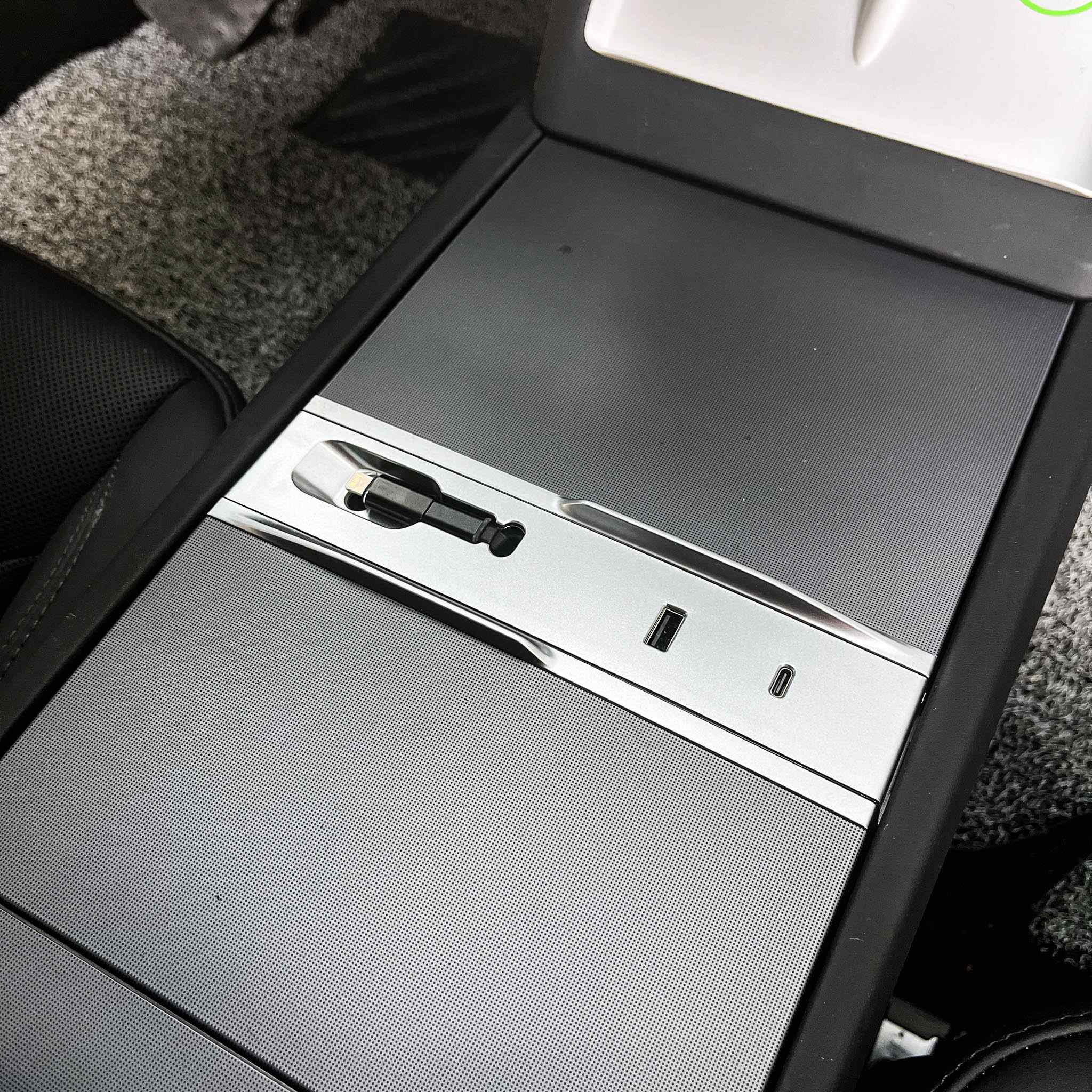 Tesla Model 3 Highland & Model Y 2025 USB Hub Docking Station – Fast Charging with Retractable Cable