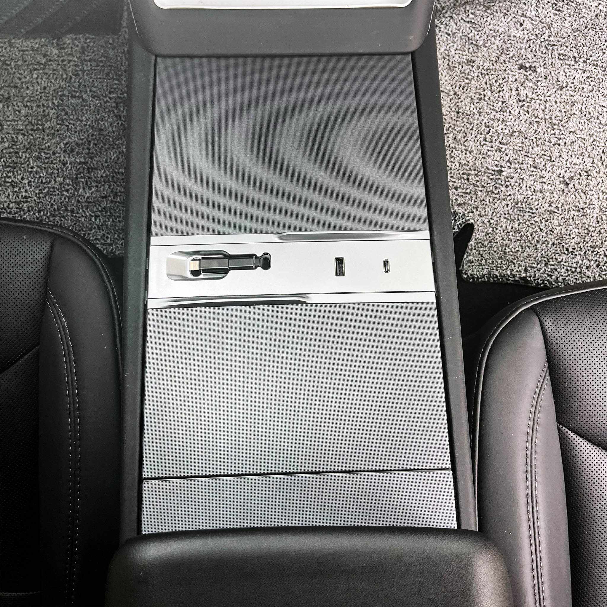 Tesla Model 3 Highland & Model Y 2025 USB Hub Docking Station – Fast Charging with Retractable Cable