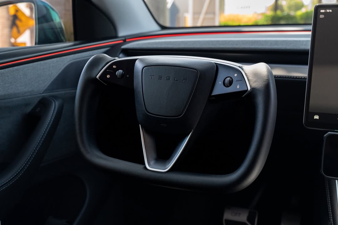 Tesla Model Y Juniper Yoke Steering Wheel Upgrade (2025+) | Premium Heated, Ergonomic Design & Easy Installation